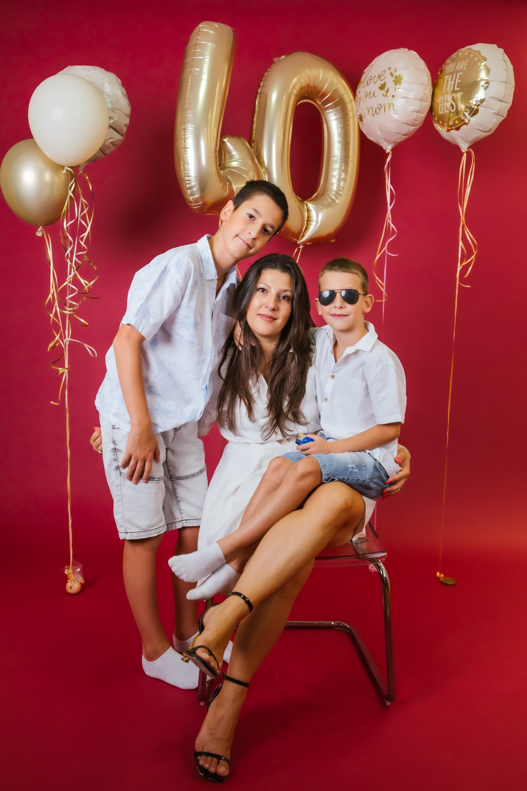 Par na foto sesiji u studiju sa zlatnim balonima